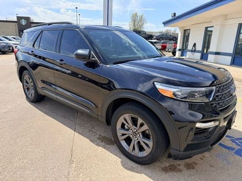 Used 2022 Ford Explorer XLT w/ Equipment Group 202A AWD/4WD image 3