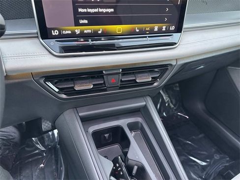 Certified 2025 Volkswagen Tiguan SE w/ Panoramic Sunroof Package image 23