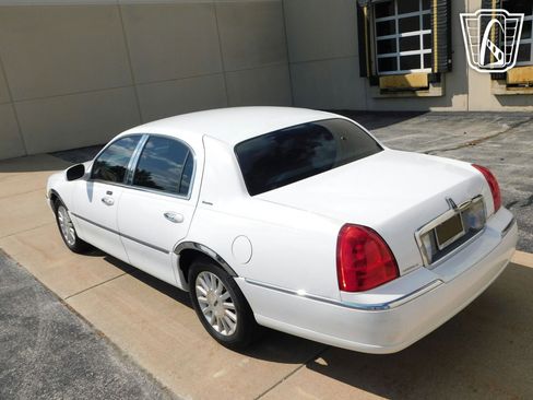Used 2003 Lincoln Town Car Executive image 8