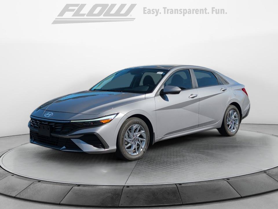 Used 2026 Hyundai Elantra Hybrid FWD image 3