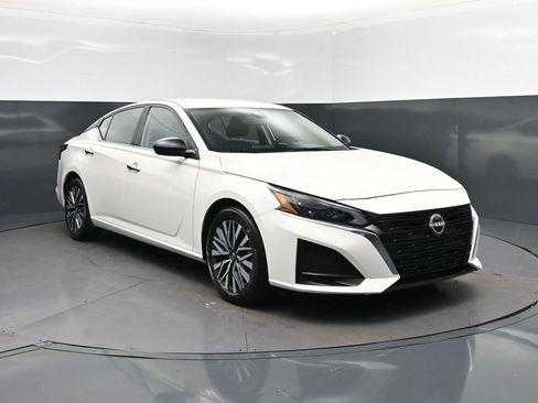 Used 2025 Nissan Altima 2.5 SV FWD image 9