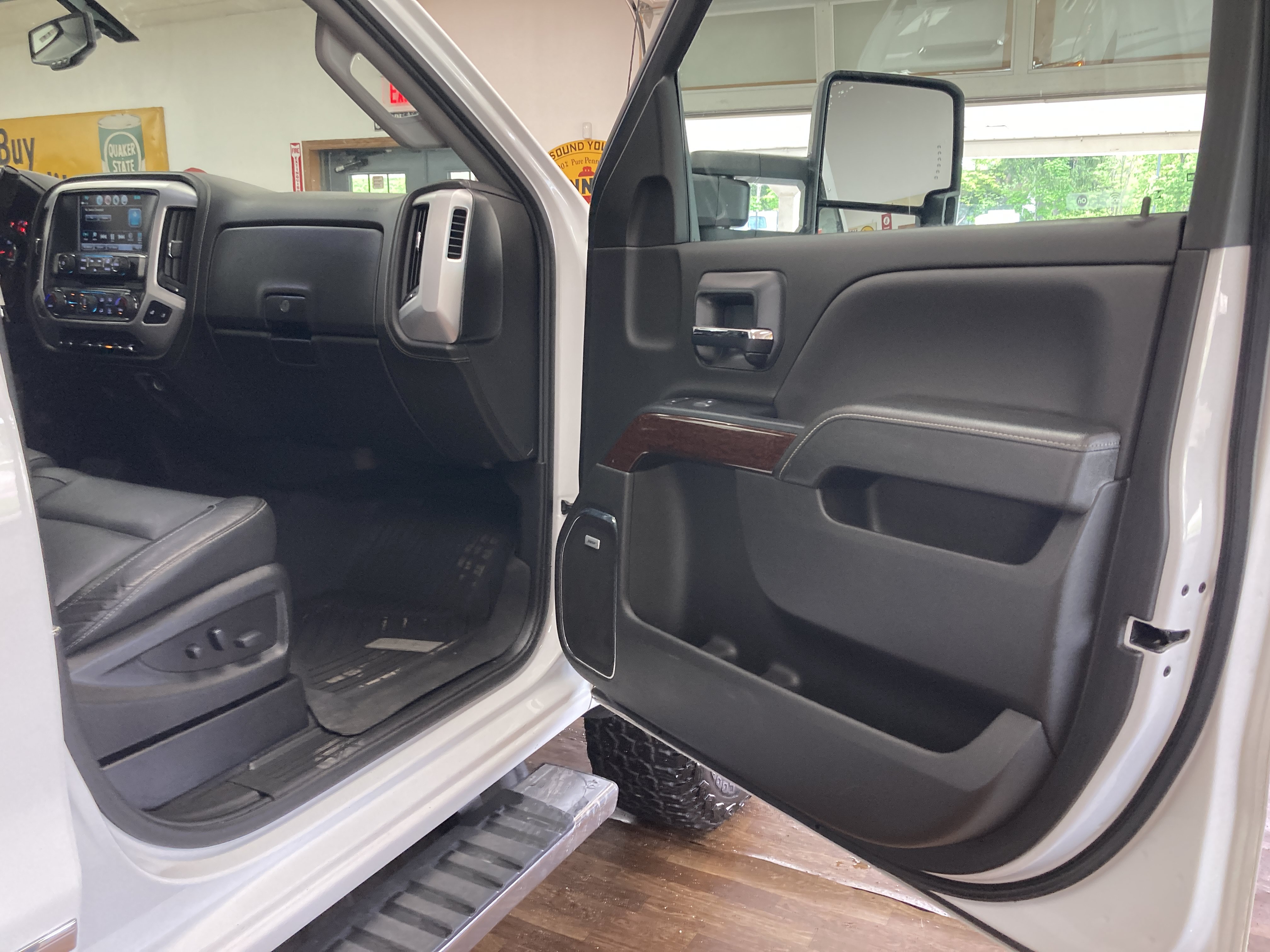 Used 2019 GMC Sierra 2500 SLT w/ Duramax Plus Package AWD/4WD image 18