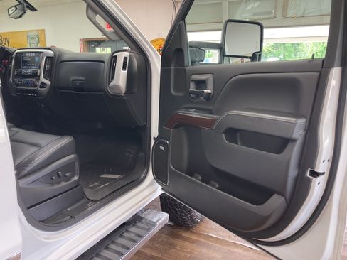 Used 2019 GMC Sierra 2500 SLT w/ Duramax Plus Package AWD/4WD image 18