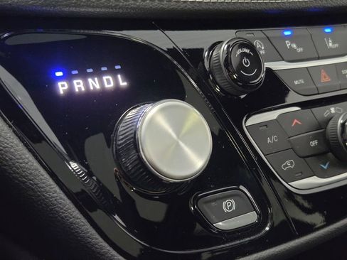 Certified 2025 Chrysler Pacifica Limited image 10