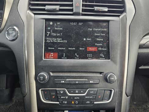 Used 2018 Ford Fusion SE image 12
