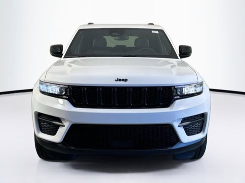 Used 2023 Jeep Grand Cherokee Altitude image 2