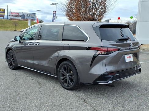 Certified 2022 Toyota Sienna XSE image 4
