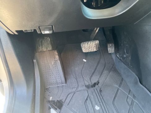 Used 2020 Chevrolet Equinox LT w/ Driver Convenience Package image 16