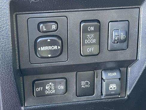 Used 2018 Toyota Tundra SR5 w/ SR5 Upgrade Package image 17