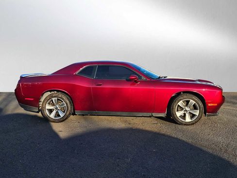 Used 2019 Dodge Challenger SXT image 2