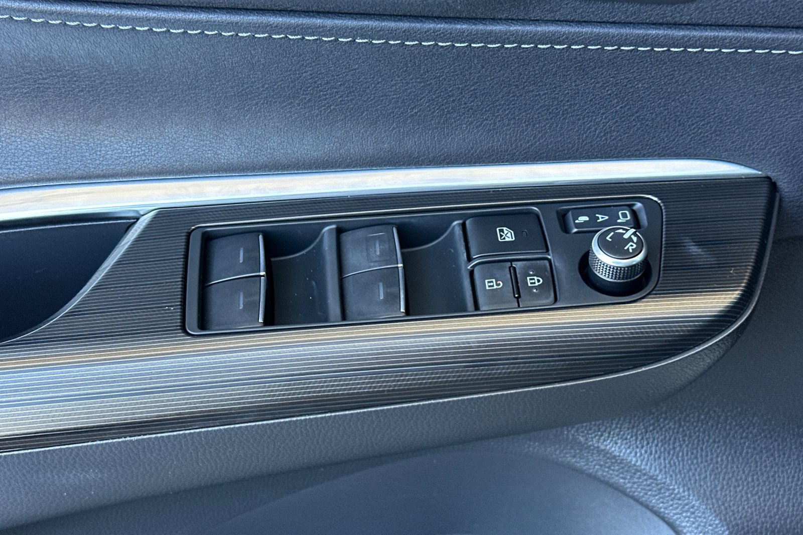Used 2024 Toyota Venza Nightshade AWD/4WD image 13
