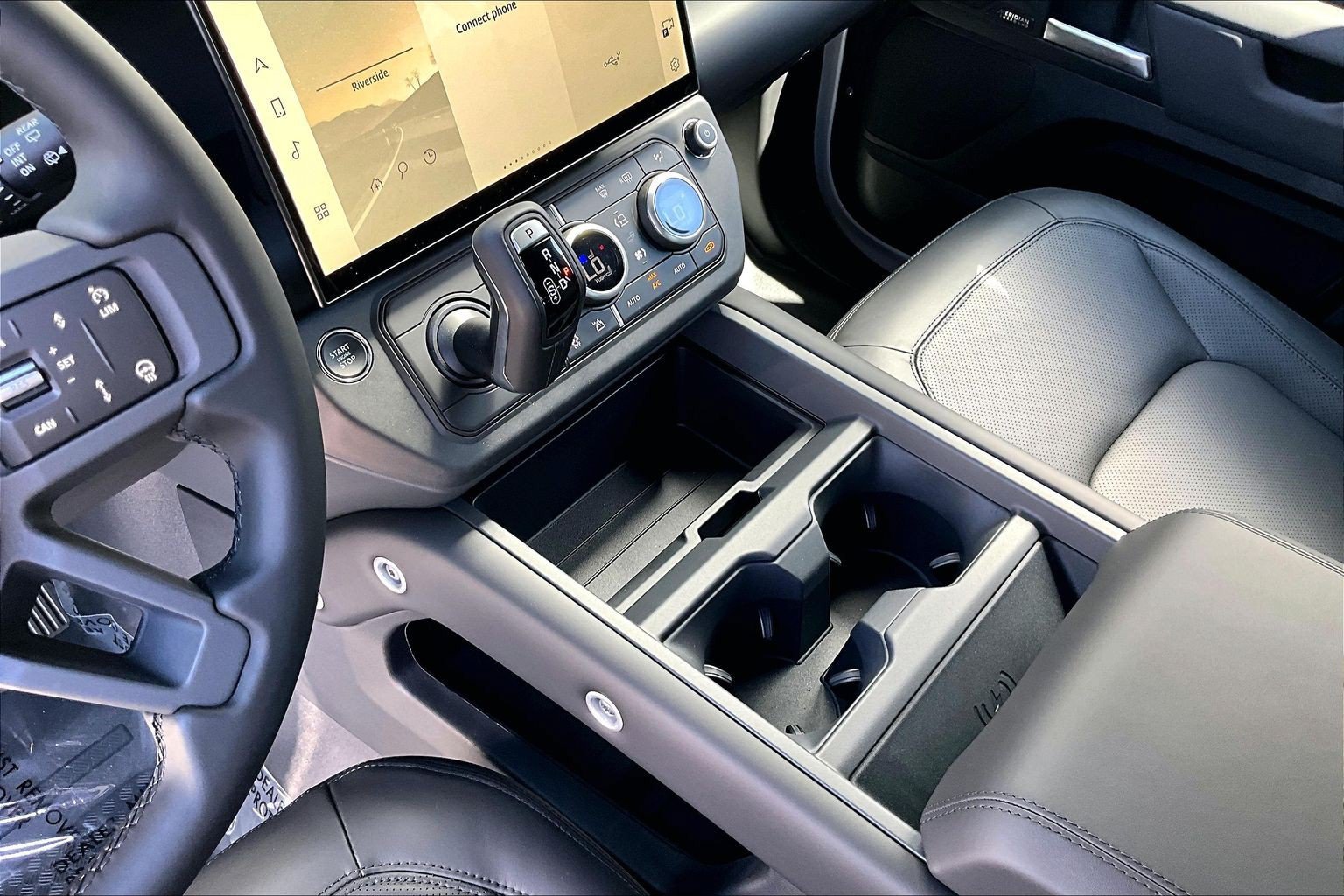 New 2026 Land Rover Defender 130 X-Dynamic SE AWD/4WD image 8