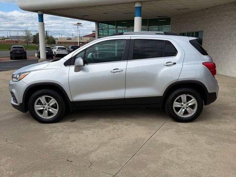 Used 2018 Chevrolet Trax LT w/ LT Convenience Package AWD/4WD image 2