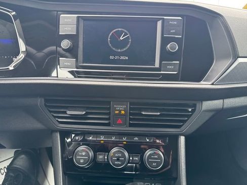 Certified 2024 Volkswagen Jetta SE image 24