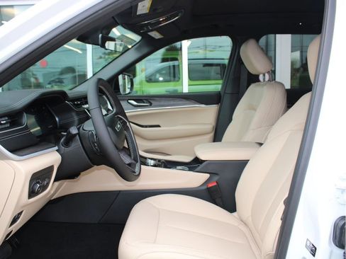 New 2025 Jeep Grand Cherokee Limited image 10