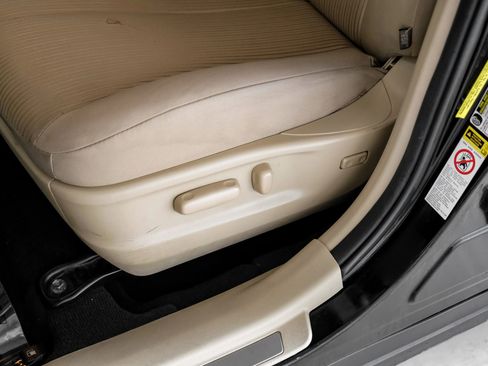 Used 2013 Toyota Venza LE w/ LE Convenience Pkg image 29