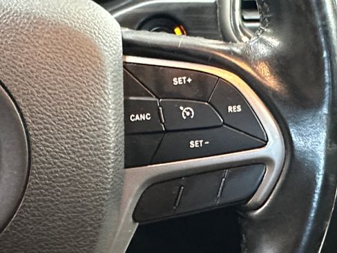 Used 2019 Jeep Grand Cherokee Laredo RWD image 29