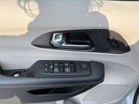 Used 2024 Chrysler Pacifica Touring-L FWD image 20