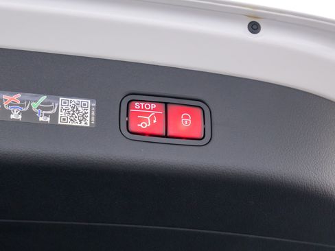 New 2025 Mercedes-Benz GLC 350e 4MATIC image 30