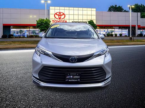 Used 2022 Toyota Sienna XLE FWD image 4