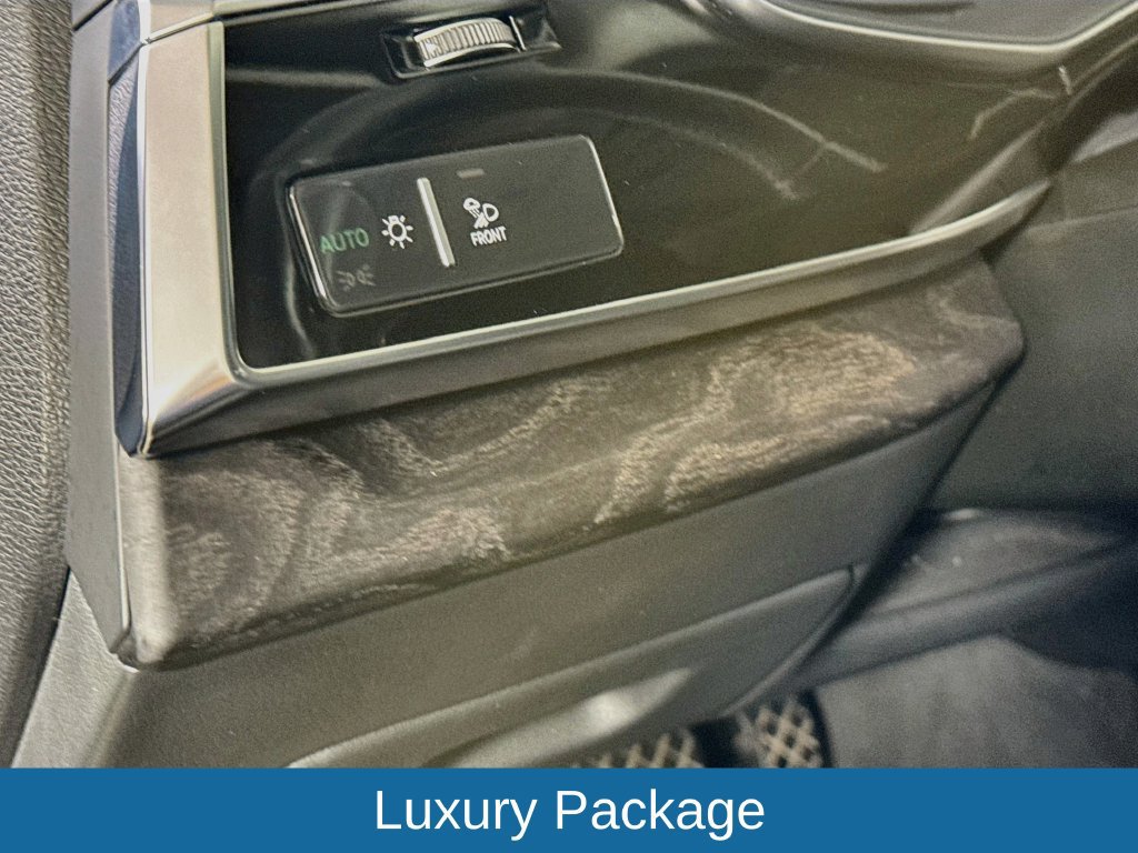 Used 2019 Audi Q8 Prestige w/ Luxury Package AWD/4WD image 12
