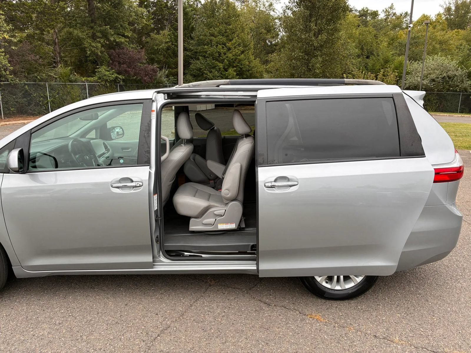 Used 2015 Toyota Sienna XLE FWD image 34
