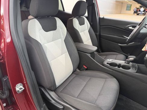Used 2025 Chevrolet Trax RS w/ Sunroof Package FWD image 20