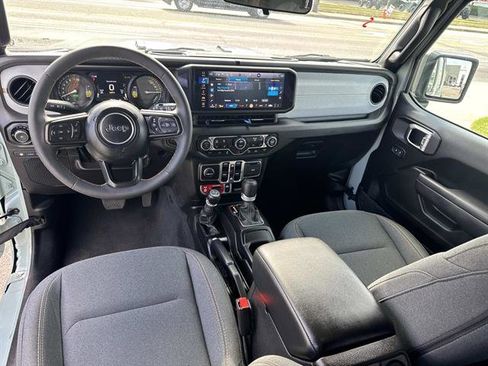 Used 2024 Jeep Wrangler Unlimited image 8