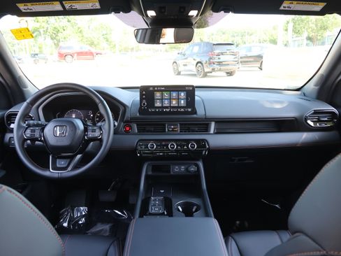 Used 2025 Honda Pilot TrailSport image 16