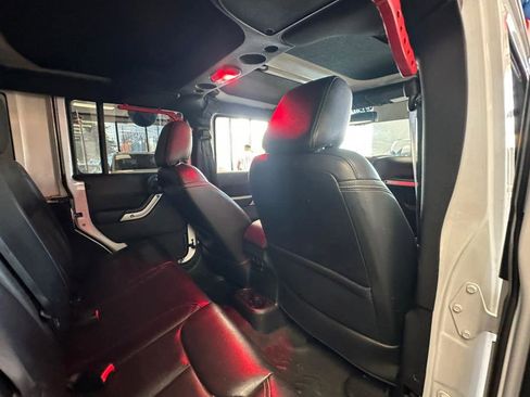 Used 2015 Jeep Wrangler Unlimited Rubicon image 30