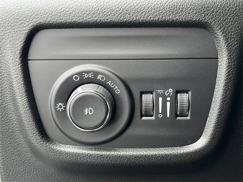 New 2025 Jeep Grand Cherokee Limited w/ Black Appearance Package image 18