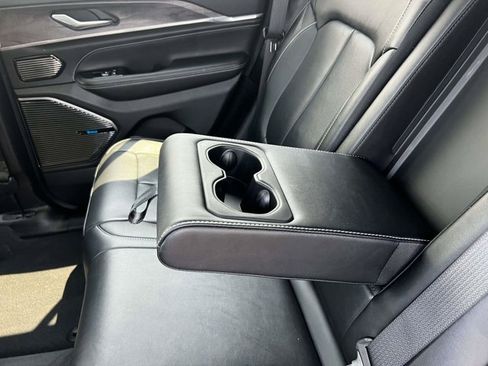 Used 2022 Jeep Grand Cherokee Overland AWD/4WD image 10