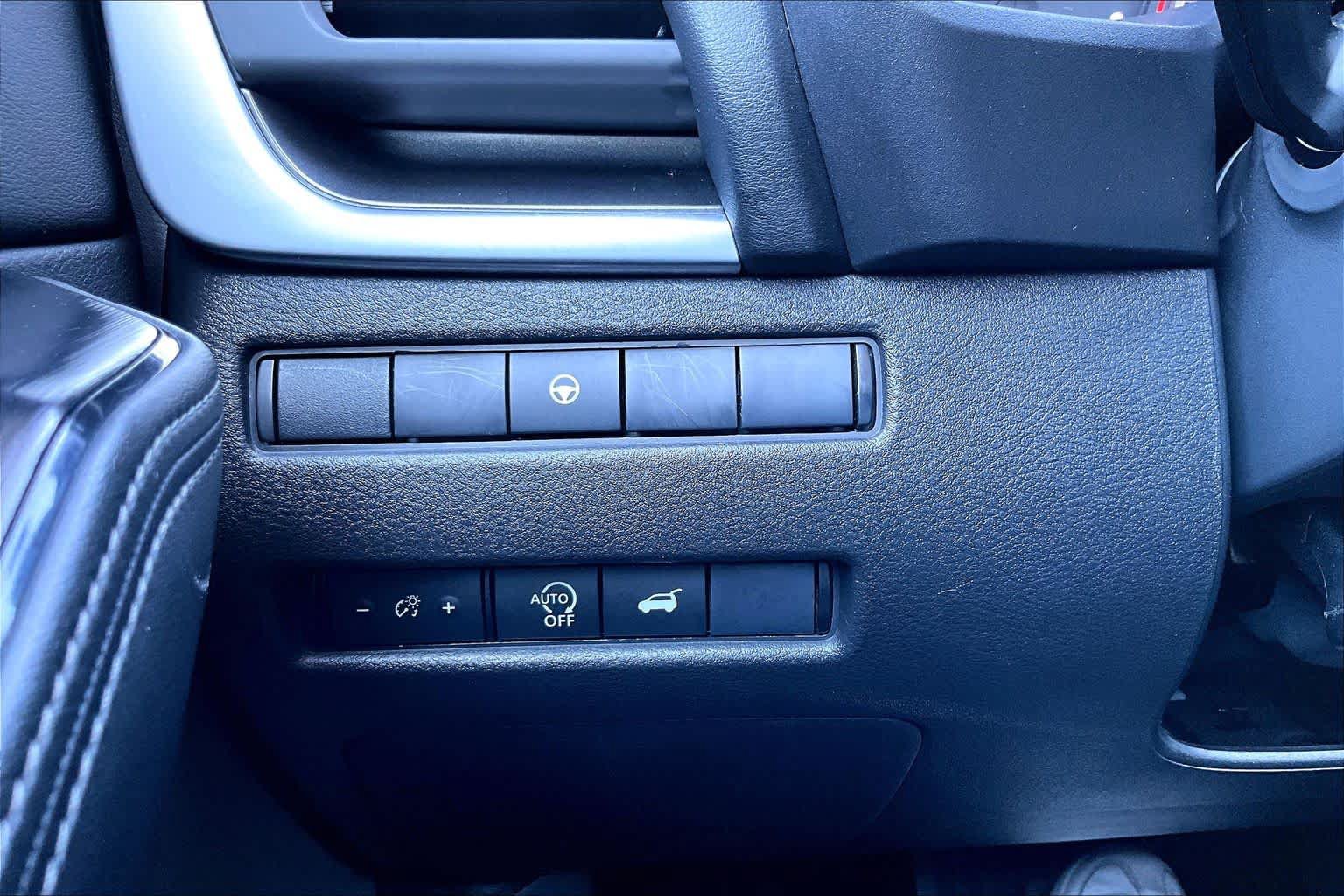 Used 2025 Nissan Rogue SV FWD image 33