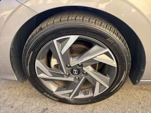 Used 2025 Hyundai Elantra Limited image 31