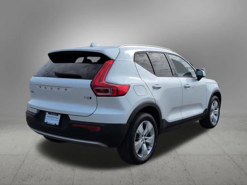Used 2022 Volvo XC40 T5 Momentum AWD/4WD image 6