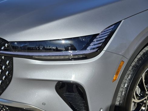 Used 2024 Lincoln Nautilus Premier image 7