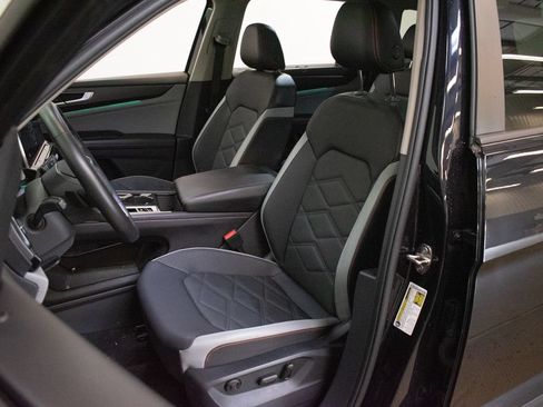 Used 2024 Volkswagen Atlas Peak Edition SE AWD/4WD image 19