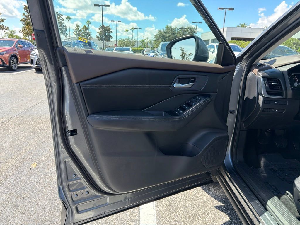 Used 2023 Nissan Rogue SV w/ SV Premium B Package FWD image 11