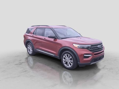 Used 2021 Ford Explorer XLT w/ Equipment Group 202A AWD/4WD image 2