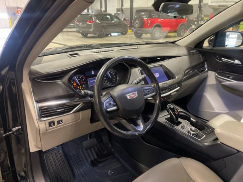 Used 2020 Cadillac XT4 Luxury w/ Cold Weather Package FWD image 11