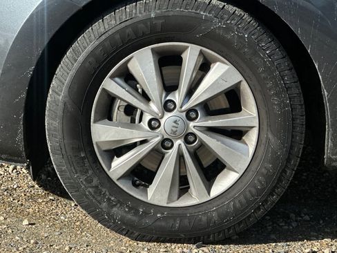 Used 2017 Kia Sedona LX w/ LX Essentials Premium Package image 27