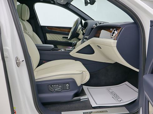 Certified 2022 Bentley Bentayga image 33