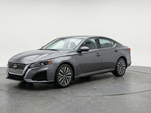Used 2025 Nissan Altima 2.5 SV image 3