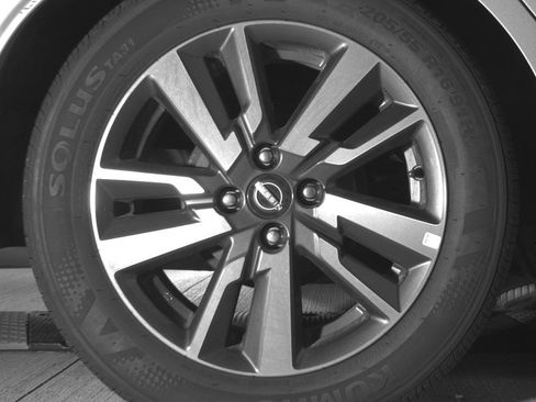 Used 2025 Nissan Versa SV FWD image 15