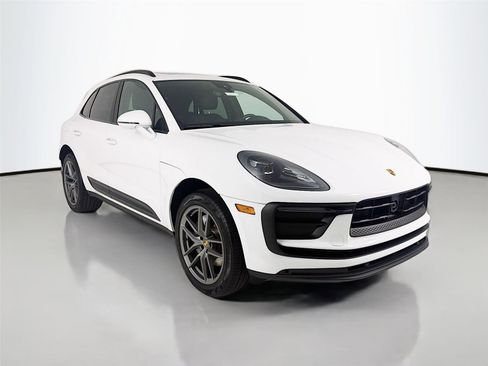 Certified 2025 Porsche Macan AWD/4WD image 31