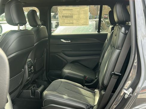New 2025 Jeep Grand Cherokee L Altitude image 32