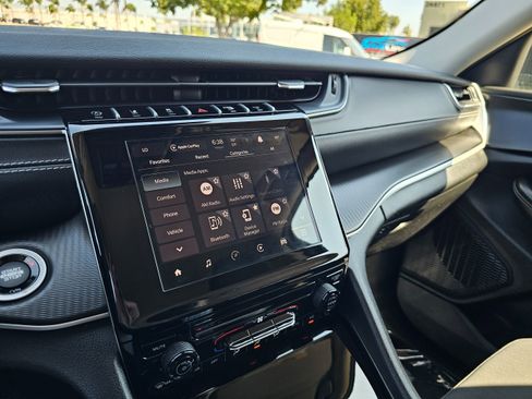 Used 2024 Jeep Grand Cherokee Laredo image 36