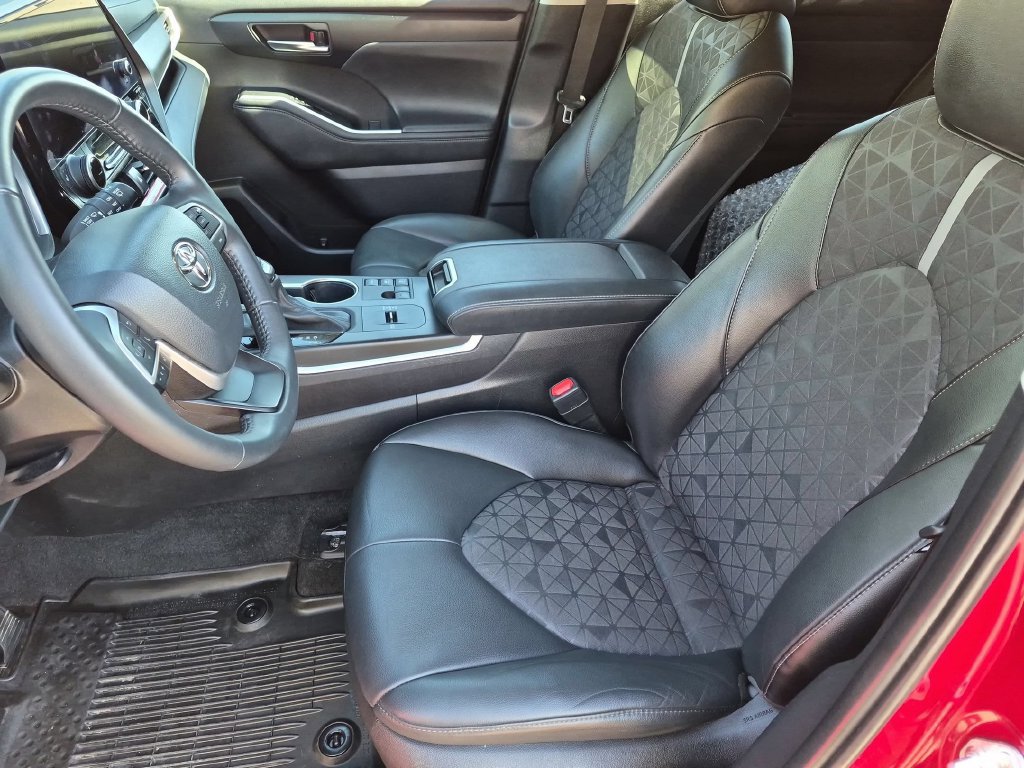 Used 2024 Toyota Highlander XLE AWD/4WD image 17