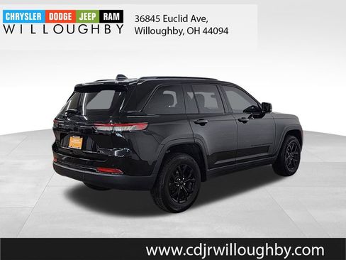 Certified 2025 Jeep Grand Cherokee Altitude AWD/4WD image 8