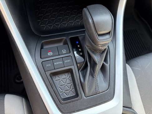 Used 2022 Toyota RAV4 XLE FWD image 19